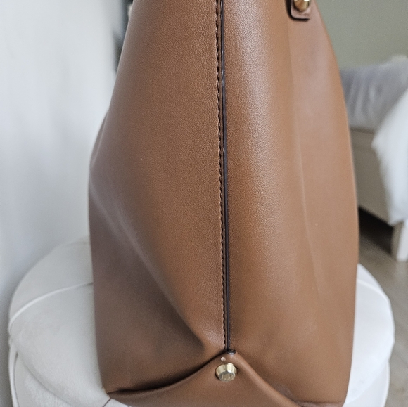 Elegant Brown Tote Bag with Gold Chain - Picture 5 of 6